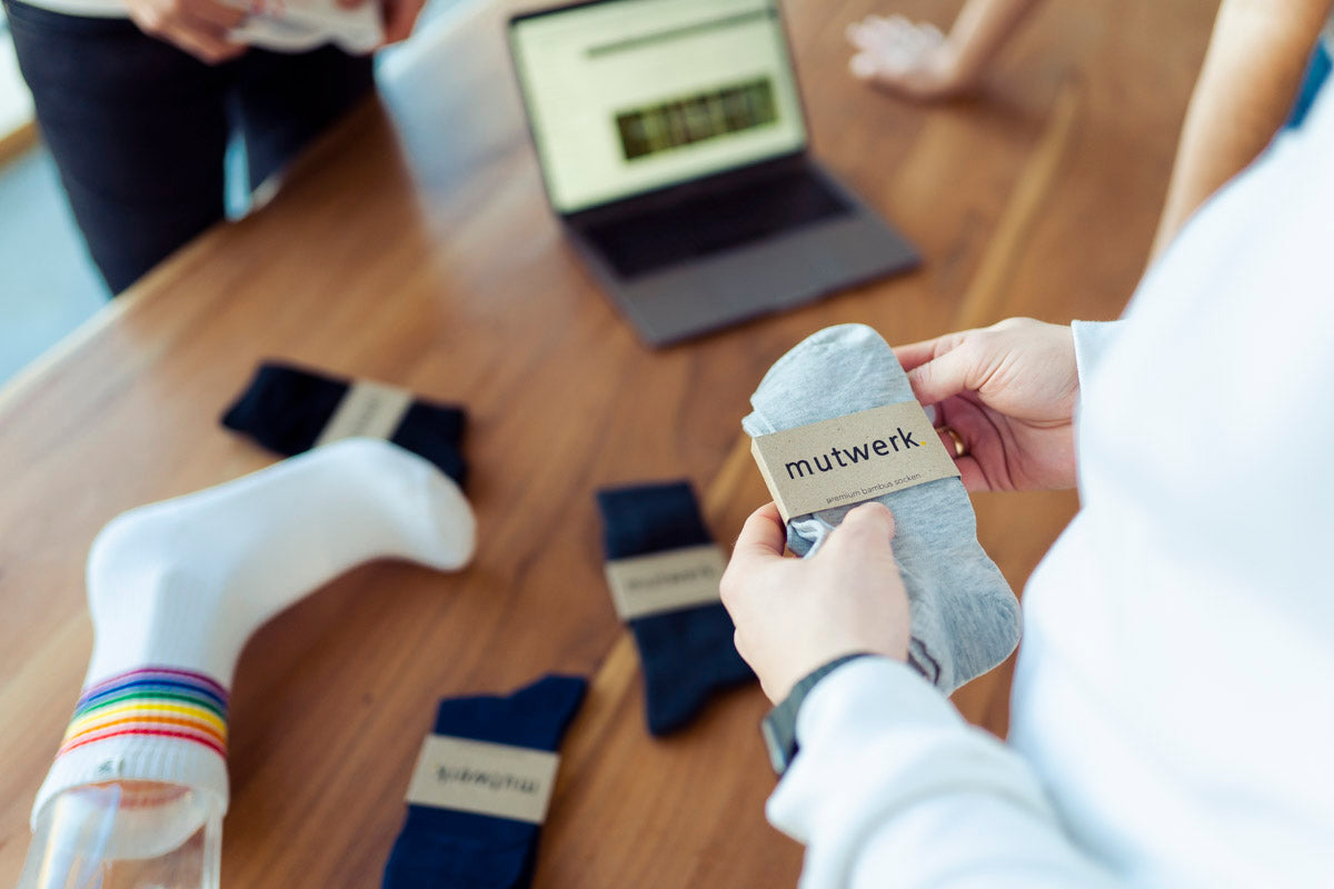 Verschiedene Bambussocken auf einem Tisch von bambusladen