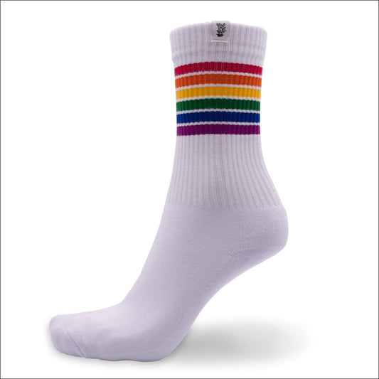 Tennissocken aus Bambus in weiss mit Streifen in Regenbogenfarben von grashalm